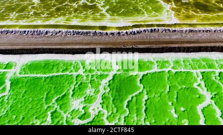 Luftaufnahme des Mangya Jade Lake, einem künstlichen Salzsee, der verschiedene Grüntöne in Mangya, nordwestlich der chinesischen Provinz Qinghai, präsentiert, 16 Aug Stockfoto