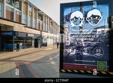 Warntafel im Stadtzentrum von Corby, Northamptonshire, England, über Vorsichtsmaßnahmen, um die Ausbreitung von covid-19 in Geschäften zu verhindern. Stockfoto