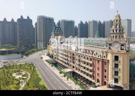 Eine Luftaufnahme der Geisterstadt Xiangyun, die als chinesische Version des Disney Resorts angekündigt wurde und somit im Europa-Stil gestaltet wurde, unter c Stockfoto