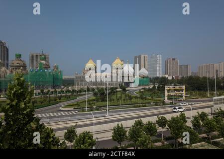 Eine Luftaufnahme der Geisterstadt Xiangyun, die als chinesische Version des Disney Resorts angekündigt wurde und somit im Europa-Stil gestaltet wurde, unter c Stockfoto