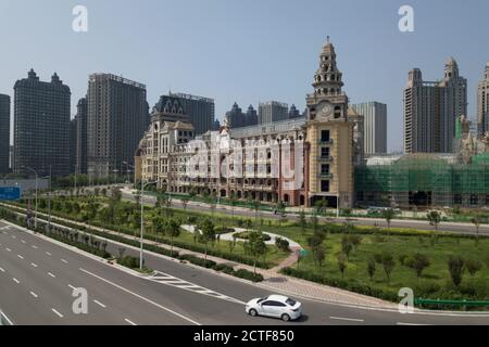 Eine Luftaufnahme der Geisterstadt Xiangyun, die als chinesische Version des Disney Resorts angekündigt wurde und somit im Europa-Stil gestaltet wurde, unter c Stockfoto