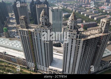 Eine Luftaufnahme der Geisterstadt Xiangyun, die als chinesische Version des Disney Resorts angekündigt wurde und somit im Europa-Stil gestaltet wurde, unter c Stockfoto