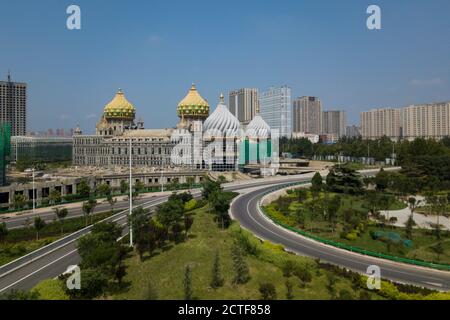 Eine Luftaufnahme der Geisterstadt Xiangyun, die als chinesische Version des Disney Resorts angekündigt wurde und somit im Europa-Stil gestaltet wurde, unter c Stockfoto