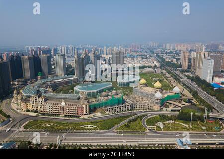 Eine Luftaufnahme der Geisterstadt Xiangyun, die als chinesische Version des Disney Resorts angekündigt wurde und somit im Europa-Stil gestaltet wurde, unter c Stockfoto