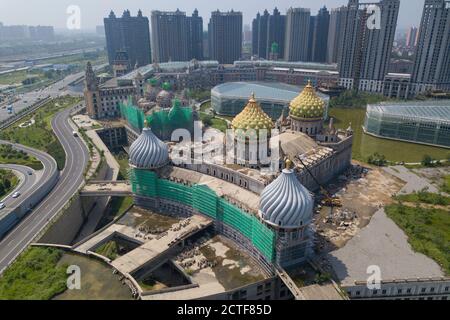 Eine Luftaufnahme der Geisterstadt Xiangyun, die als chinesische Version des Disney Resorts angekündigt wurde und somit im Europa-Stil gestaltet wurde, unter c Stockfoto