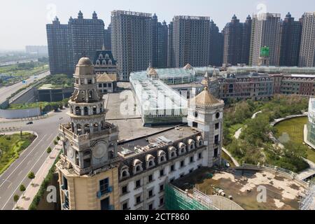 Eine Luftaufnahme der Geisterstadt Xiangyun, die als chinesische Version des Disney Resorts angekündigt wurde und somit im Europa-Stil gestaltet wurde, unter c Stockfoto