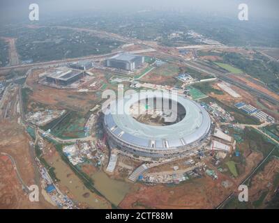 Eine Luftaufnahme des Stadions mit 40,000 Kapazität, das das Hauptstadion für die kommende Sommer-Universiade 2021 sein wird, im Bau, Chengdu CI Stockfoto