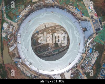 Eine Luftaufnahme des Stadions mit 40,000 Kapazität, das das Hauptstadion für die kommende Sommer-Universiade 2021 sein wird, im Bau, Chengdu CI Stockfoto
