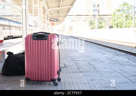 Vergessen Koffer am Bahnhof. Reisekonzept. Stockfoto