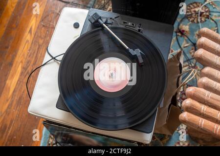 Siebziger Vinyl-Schallplatte dreht sich auf Plattenspieler. Stockfoto