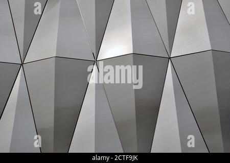 Kristallförmige Spiegelfläche aus Edelstahl. Wanddekoration. Stockfoto