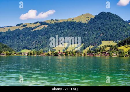 Walchsee bei Koessen am Wilden und Zahmer Kaiser in Tirol, Österreich. Stockfoto