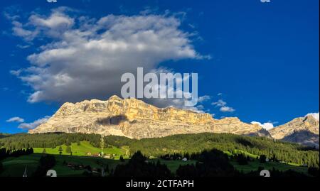 Die Westseite der Sasso di Santa Croce in der östlichen Dolomiten, mit Blick auf die Val Badia, der vertikalen Wand von 900 Meter, Südtirol, Italien Stockfoto