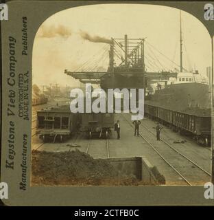 Eine umfassende Ansicht von kleineren Uploadern bei der Arbeit auf dem Ruder Docks, Conneaut, Ohio., Keystone View Company, Ohio Stockfoto