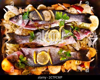 Gebackener Seebarsch mit Kartoffeln und Zitrone. Stockfoto