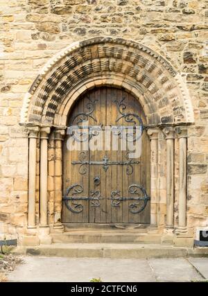 Norman Bogen über dem südlichen Eingang der St. Mary's Parish Church in Barnard Castle, Co. Durham, England, Großbritannien Stockfoto