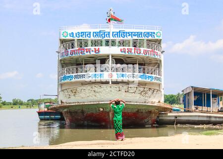 Bhola, Bangladesch - 13. April 2018 : EIN Fährenterminal am Ufer des Maya-Flusses, Char fasson Bhola Stockfoto