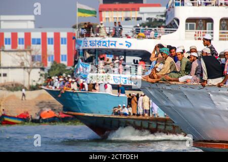 Munsiganj, Bangladesh : überfüllte Passagierfähre, die von Charmonai Mahfil Barisal zurückkehrt Stockfoto