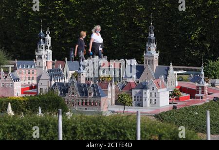 Brüssel, Belgien. September 2020. Touristen besuchen den Mini Europe Park in Brüssel, Belgien, 22. September 2020. Der Park bietet viele europäische Touristenattraktionen in Miniatur. Sie wurde im Mai 2020 mit Maßnahmen gegen die Ausbreitung von COVID-19 wiedereröffnet. Quelle: Zheng Huansong/Xinhua/Alamy Live News Stockfoto