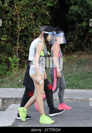 Rom, Italien. September 2020. Menschen mit Gesichtsschilden joggen in Rom, Italien, 22. September 2020. Quelle: Cheng Tingting/Xinhua/Alamy Live News Stockfoto