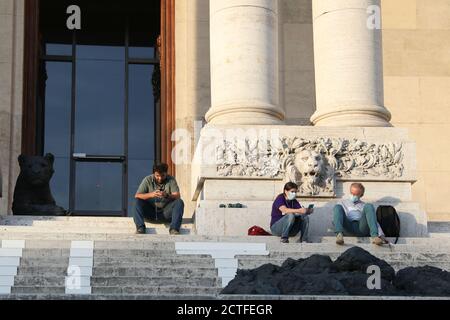 Rom, Italien. September 2020. Die Menschen ruhen vor der Nationalgalerie für Moderne und Zeitgenössische Kunst in Rom, Italien, 22. September 2020. Quelle: Cheng Tingting/Xinhua/Alamy Live News Stockfoto