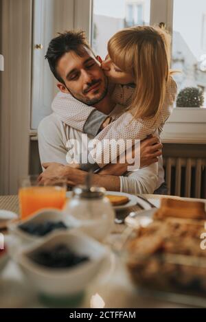 Glückliches Paar mit einem gesunden Frühstück zusammen zu Hause Stockfoto