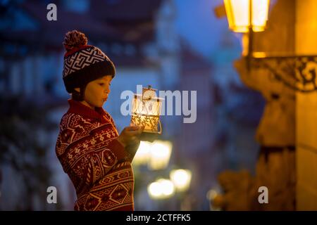 Schöne Vorschulkind, mit Laterne, lässig gekleidet, Blick auf Nacht Blick auf Prag Stadt, Winter Stockfoto