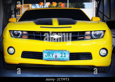 Isolierte Vorderansicht eines neuen leistungsstarken aussehenden schwarz-gelben Chevrolet Camaro Sportwagen Parkplatz entlang der Straße in Iloilo Stadt, Philippinen, Asien Stockfoto