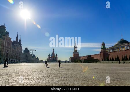 Moskau, Russland - 03. März 2019: Touristen zu Fuß auf dem Roten Platz in der Nähe VON GUM, St. Basiliken Kathedrale und Dom des Senats Stockfoto