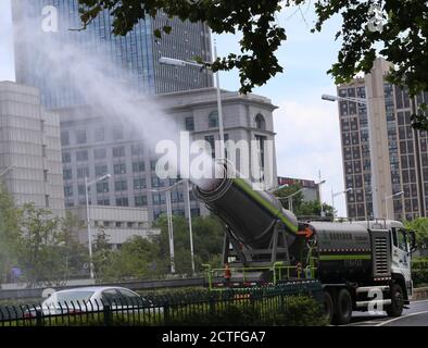 Ein Mehrzweck-Anti-Staub-LKW, der wie eine Kanone aussieht, sprüht Wasser auf der Straße gegen die sengende Sommerhitze, Nanjing City, Ost-Chin zu kämpfen Stockfoto