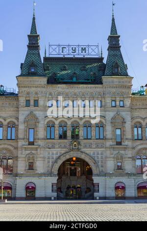 RUSSLAND, MOSKAU - 03. MÄRZ 2019: Rotes Quadrat, Ansicht von GUM (Hauptuniversal-Geschäft) Kaufhaus Stockfoto