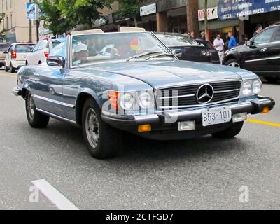 Blau gefärbte Mercedes-Benz Cabrio Coupé Sportwagen mit abnehmbarem Dach im Verkehr in der Innenstadt von Vancouver Stadt, Kanada, Nordamerika gesehen Stockfoto