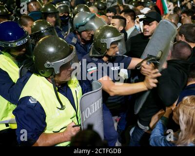 Sofia, Bulgarien. September 2020, 22. Zusammenstoß zwischen Polizei und Demonstranten am Unabhängigkeitstag. Die Situation eskalierte, nachdem die Demonstranten nicht zugelassen wurden Stockfoto