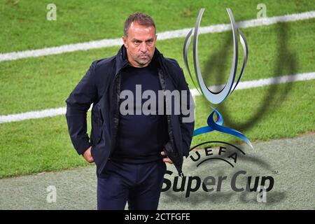 FOTOMONTAG: Vorschau auf das UEFA Super Cup Finale des FC Bayern München-FC Sevilla am 24. September 2020 in Budapest. Archivfoto: Hans Dieter Flick (Hansi, Trainer FC Bayern München). Einzelbild, getrimmt Einzelmotiv, Halbfigur, Halbfigur. Fußball 1. Bundesliga-Saison 2020/2021, 1 Spieltag, Spieltage01, FC Bayern München (M) - FCSchalke 04 (GE) 8-0, am 18. September 2020 in München ALLIANZARENA, DFL VORSCHRIFTEN VERBIETEN DIE VERWENDUNG VON FOTOS ALS BILDSEQUENZEN UND/ODER QUASI-VIDEO.nur REDAKTIONELLE VERWENDUNG. ¬ Verwendung weltweit Stockfoto