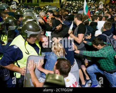 Sofia, Bulgarien. September 2020, 22. Zusammenstoß zwischen Polizei und Demonstranten am Unabhängigkeitstag. Die Situation eskalierte, nachdem die Demonstranten nicht zugelassen wurden Stockfoto