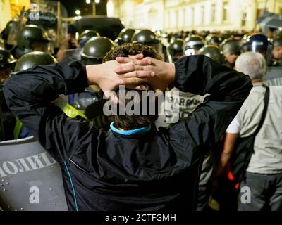 Sofia, Bulgarien. September 2020, 22. Protestler, der seine Hände hinter dem Kopf hielt und bei Zusammenstößen mit der Polizei friedliche Absichten zeigte. Die Situation ist Stockfoto