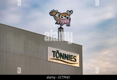 23. September 2020, Nordrhein-Westfalen, Rheda-Wiedenbrück: Die Morgensonne spiegelt sich im Logo eines Fabrikgebäudes der Fleischfabrik Tönnies wider. Auf dem Dach dreht sich das Logo in Form eines Stiers, einer Kuh und eines Schweins. Laut Deutschlands größtem Fleischunternehmen ist Tönnies von dem Überfall wegen des Verdachts auf illegalen Arbeitsschmuggel nicht betroffen. Foto: Guido Kirchner/dpa Stockfoto