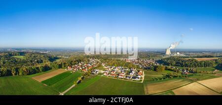 Luftaufnahme von Gundremmingen und Kühltürmen der Kernenergie Anlage Stockfoto