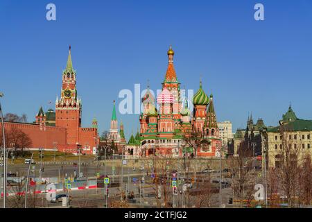 Moskau, Russland - 03. März 2019: Blick vom Stadtpark Zaryadye auf die Basilisenkirche und den Spasskaya-Turm des Moskauer Kremls Stockfoto