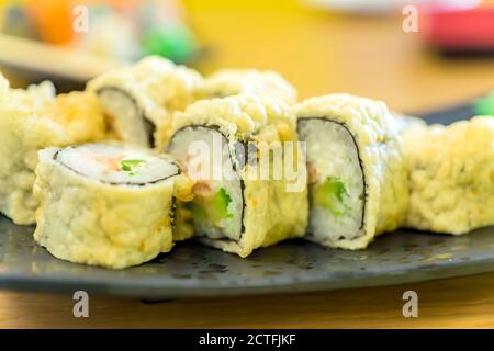 Heiße gebratene Sushi-Rolle mit Lachs, Aal, Kalb-Kaviar und Käse. Japanisches Essen. Stockfoto