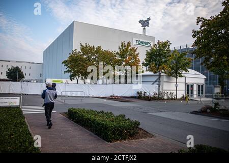 23. September 2020, Nordrhein-Westfalen, Rheda-Wiedenbrück: Ein Mitarbeiter nähert sich dem Werk Tönnies. Laut Deutschlands größtem Fleischunternehmen ist Tönnies von dem Überfall auf den Verdacht des illegalen Schmuggels von Arbeitnehmern nicht betroffen. Foto: Guido Kirchner/dpa Stockfoto