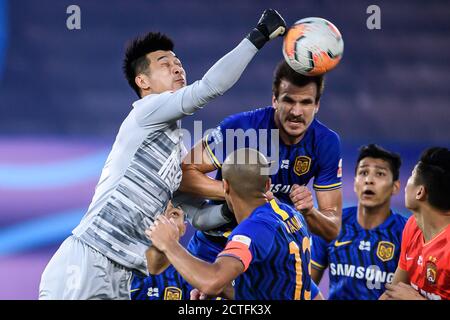 Der kroatische Fußballspieler Ivan Santini aus Jiangsu Suning F.C., Mitte rechts, springt beim sechsten Spiel der chinesischen Super L 2020 um einen Kopfball Stockfoto