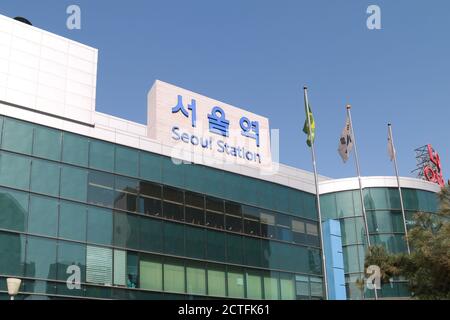 Seoul, Südkorea-April 2018: Der belebteste Ort von Seoul, Seoul Station Gebäude. Stockfoto