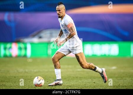 Der slowakische Fußballspieler Marek Hamsik vom F.C. Dalian Professional hält den Ball im vierten Spiel der chinesischen Super League (CSL) 2020 wieder Stockfoto