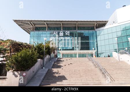 Seoul, Südkorea - April 2018 : Außenansicht des Bahnhofs Seoul mit Treppen Stockfoto