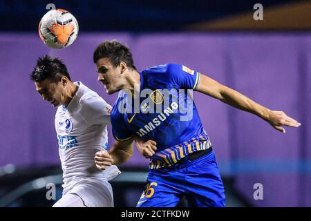 Der kroatische Fußballspieler Ivan Santini aus Jiangsu Suning F.C., rechts, kämpft im dritten Spiel der chinesischen Super League 2020 um den Ball Stockfoto