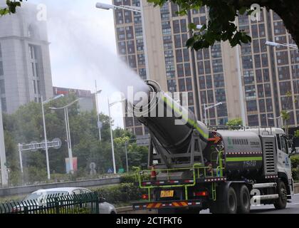 Ein Mehrzweck-Anti-Staub-LKW, der wie eine Kanone aussieht, sprüht Wasser auf der Straße gegen die sengende Sommerhitze, Nanjing City, Ost-Chin zu kämpfen Stockfoto