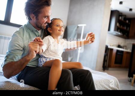 Glücklich liebende Familie. Vater und Tochter kind Mädchen spielen zusammen Stockfoto