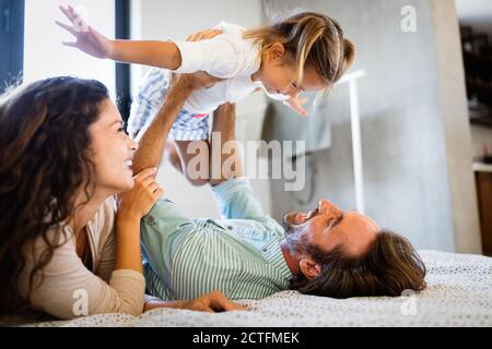 Glückliche Familie Spaß mal zu Hause Stockfoto