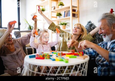 Senior Großeltern mit Enkelkindern spielen und Spaß haben mit der Familie Stockfoto